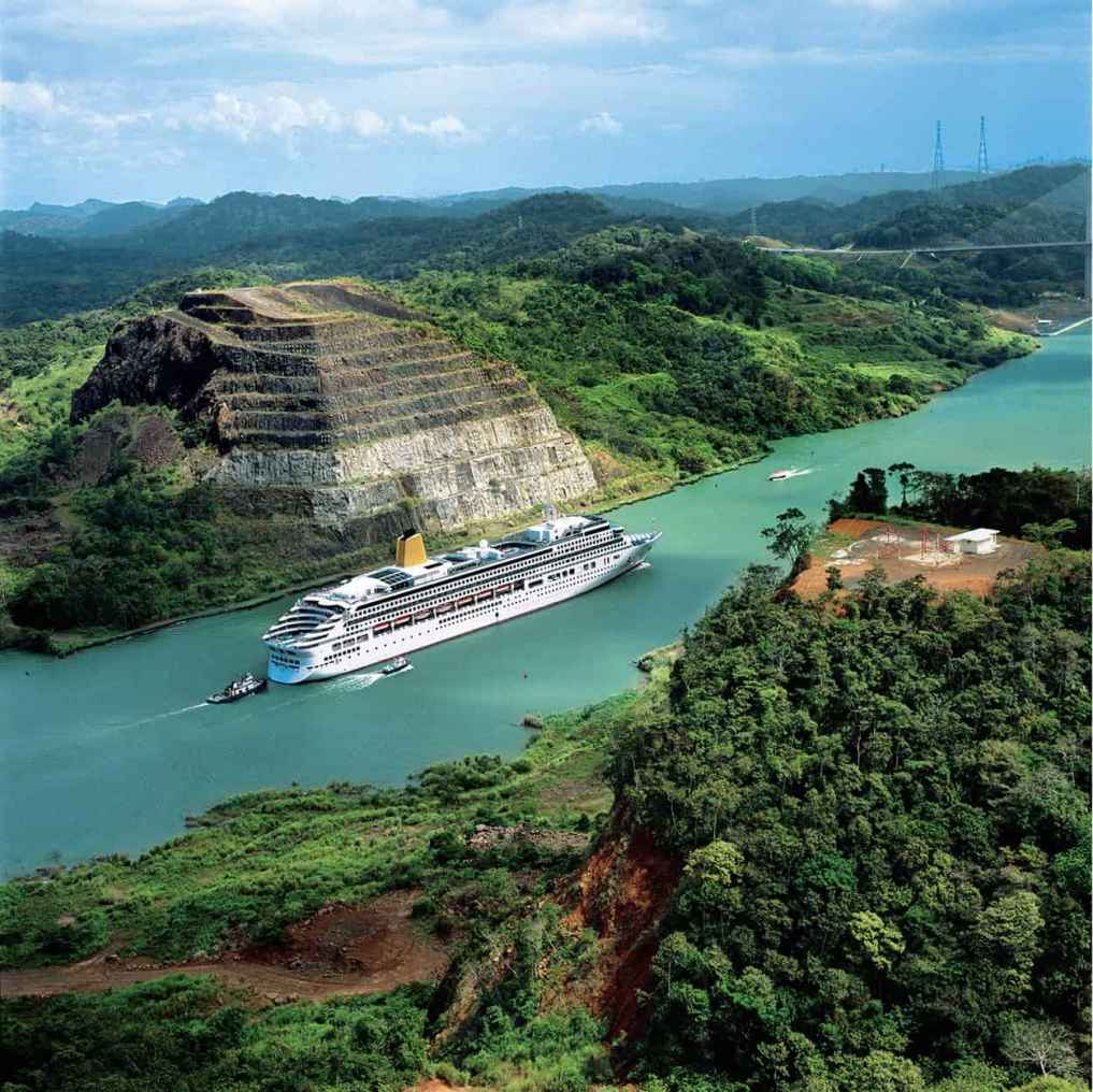 Aurora_transitting_Panama_Canal_BCCG15_EC.jpg